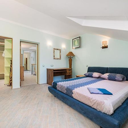 Classical Deribasivska 3-Bedrooms Apartment Odessa Luaran gambar