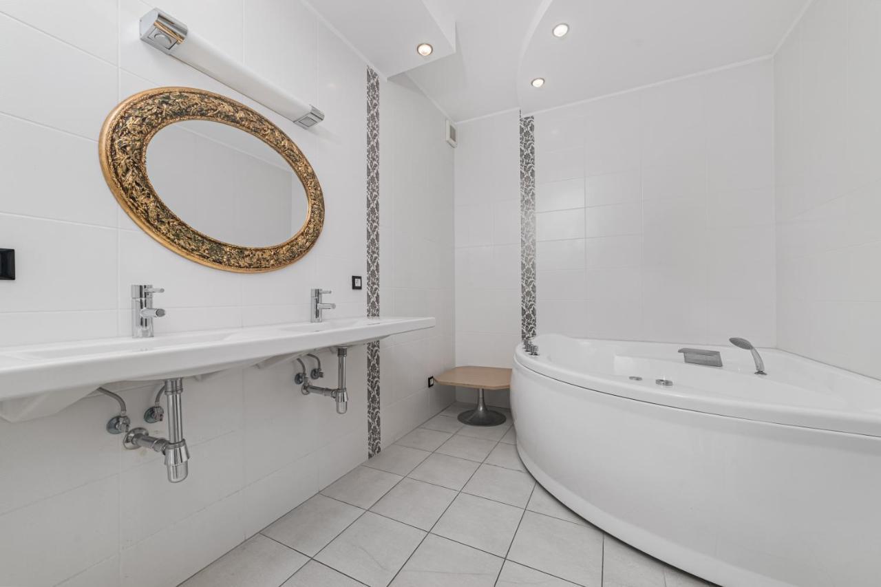 Classical Deribasivska 3-Bedrooms Apartment Odessa Luaran gambar